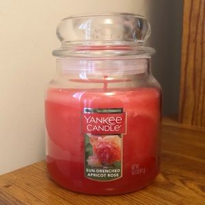 Yankee Candle Original Medium Jar Candle. Sun-Drenched Apricot Rose